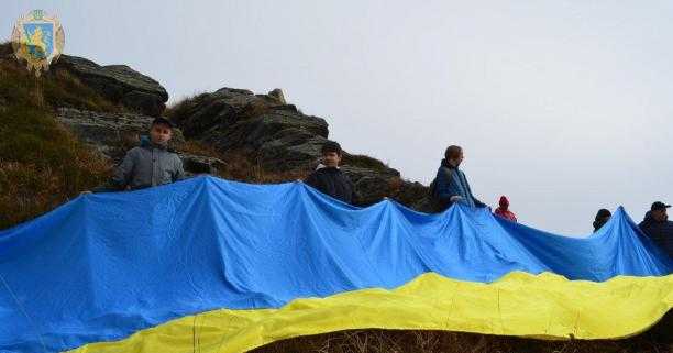 Понад 200 мешканців Львівщини взяли участь у сходженні на гору Пікуй до Дня захисників та захисниць України 