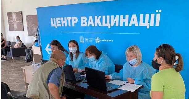 «Щепитися легко»: адреси центрів вакцинації та пунктів щеплень на Львівщині
