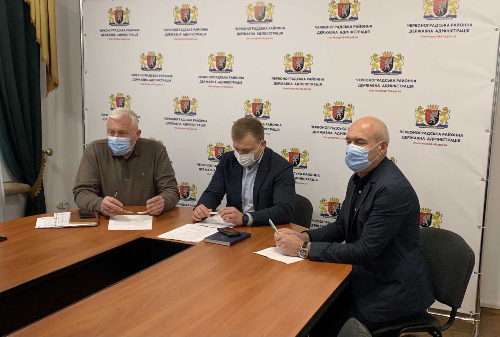 За ініціативи Львівської облдержадміністрації в оперативному режимі сьогодні проходять робочі зустрічі щодо забезпечення теплом громадян за нових умов в опалювальному сезоні 2021-2022 років.