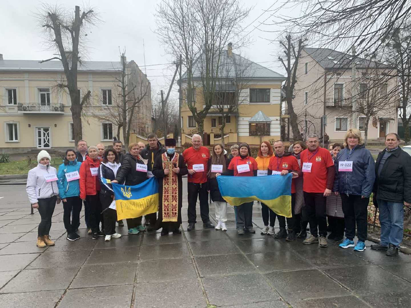 Колектив Червоноградської райдержадміністрації здійснив символічний забіг, який приурочили до Дня гідності та свободи.