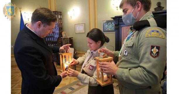 Пластуни передали Максиму Козицькому Вифлеємський вогонь миру