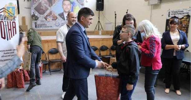 Дітям загиблих учасників ООС вручили подарунки