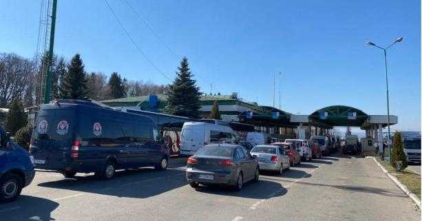 На західному кордоні оформили понад 460 транспортних засобів з гуманітарними вантажами