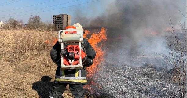 Свідомо спалювати суху траву – злочин: надзвичайники Львівщини звернулись до жителів області