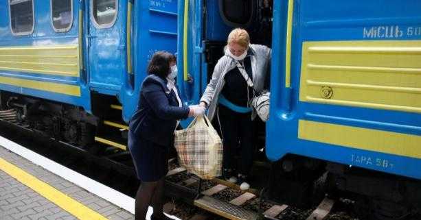 Через пошкодження залізничної інфраструктури затримуються потяги: орієнтовний графік