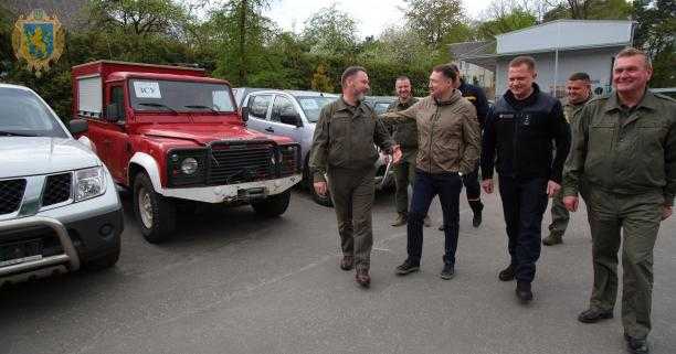 За підтримки лісників Львівщини на потреби ЗСУ з Польщі передали 12 позашляховиків підвищеної прохідності