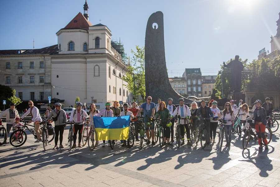 У Львові пів сотні велосипедистів у вишиванках об’єднались для популяризації національного одягу та велоспорту