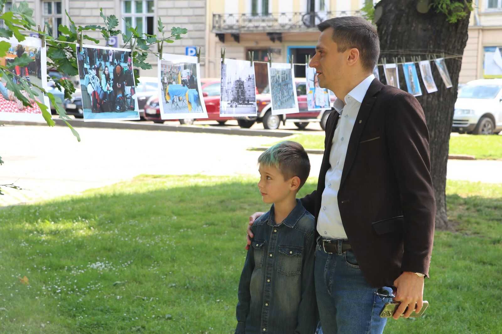 «100 днів лютого»: у парку «На Валах» можна оглянути виставку фоторобіт про події повномасштабної війни росії проти України