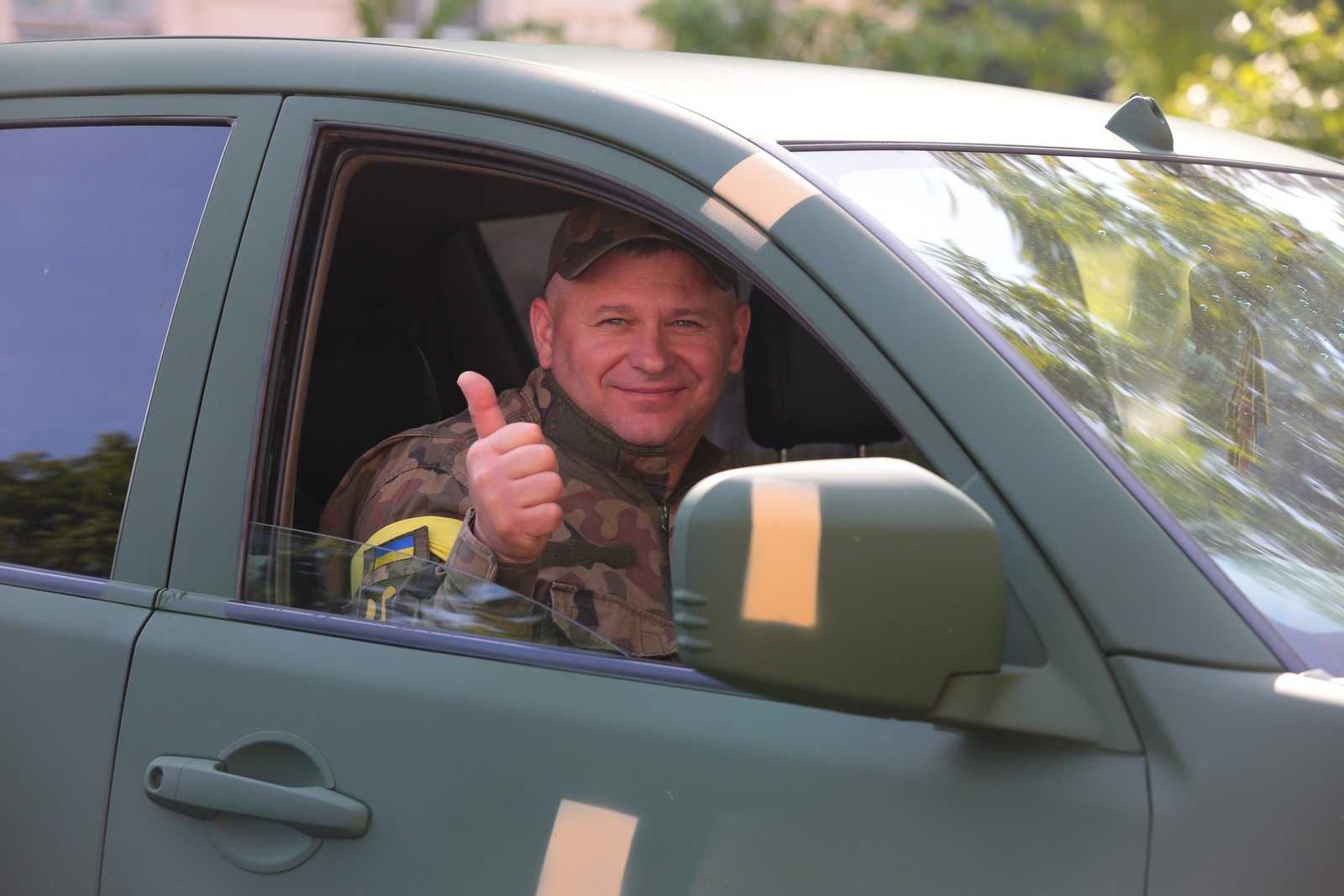 Десяток пікапів, тисяча бронежилетів та запас аптечок — у Львові передали амуніцію для військових