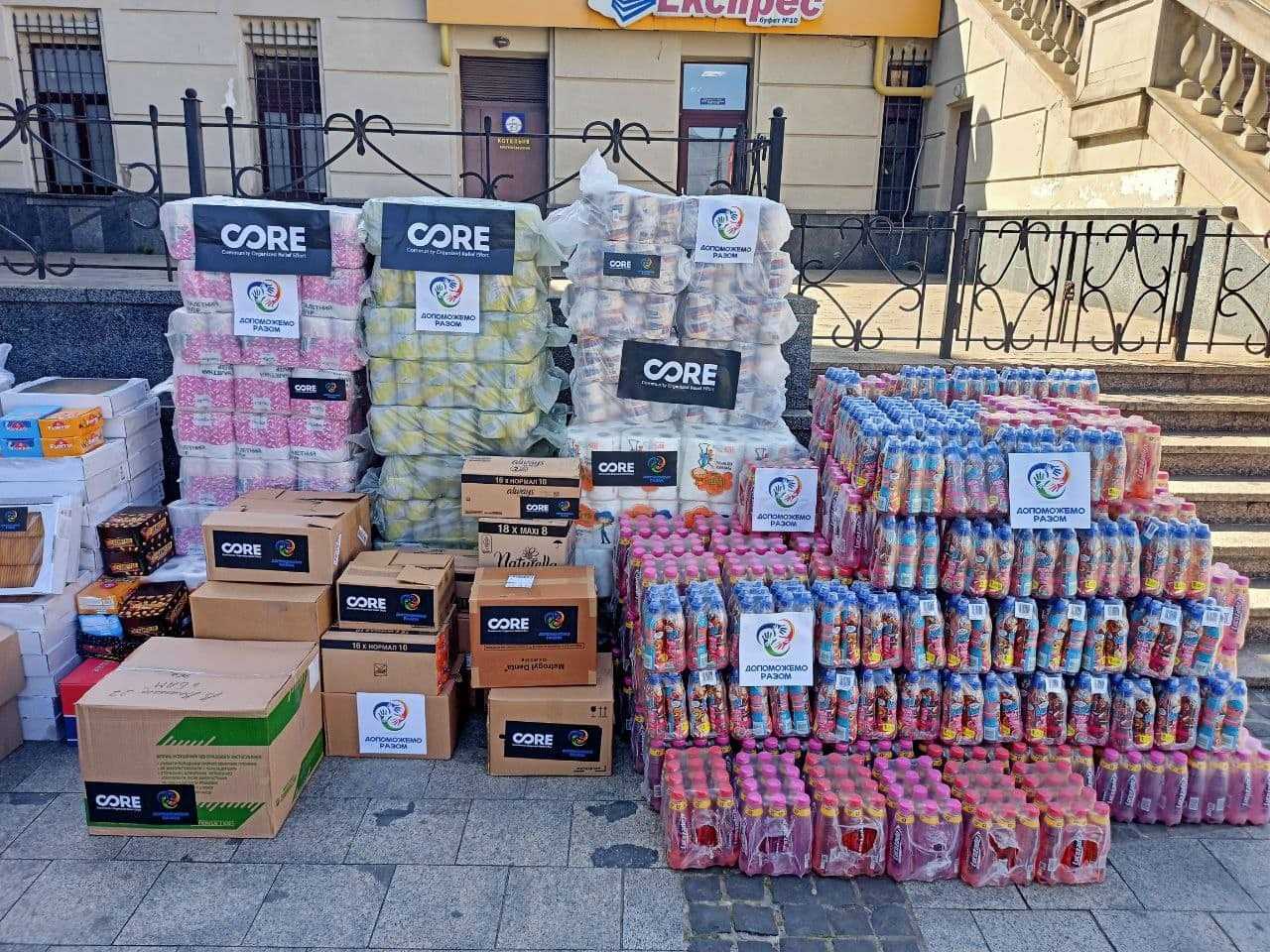 Організація актора Шона Пенна передала на львівський вокзал черговий гуманітарний вантаж