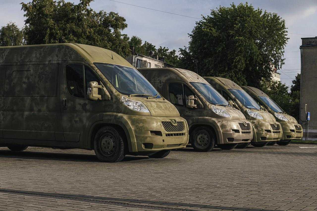 ІТ-компанія SoftServe купує 29 автомобілів швидкої допомоги для захисників