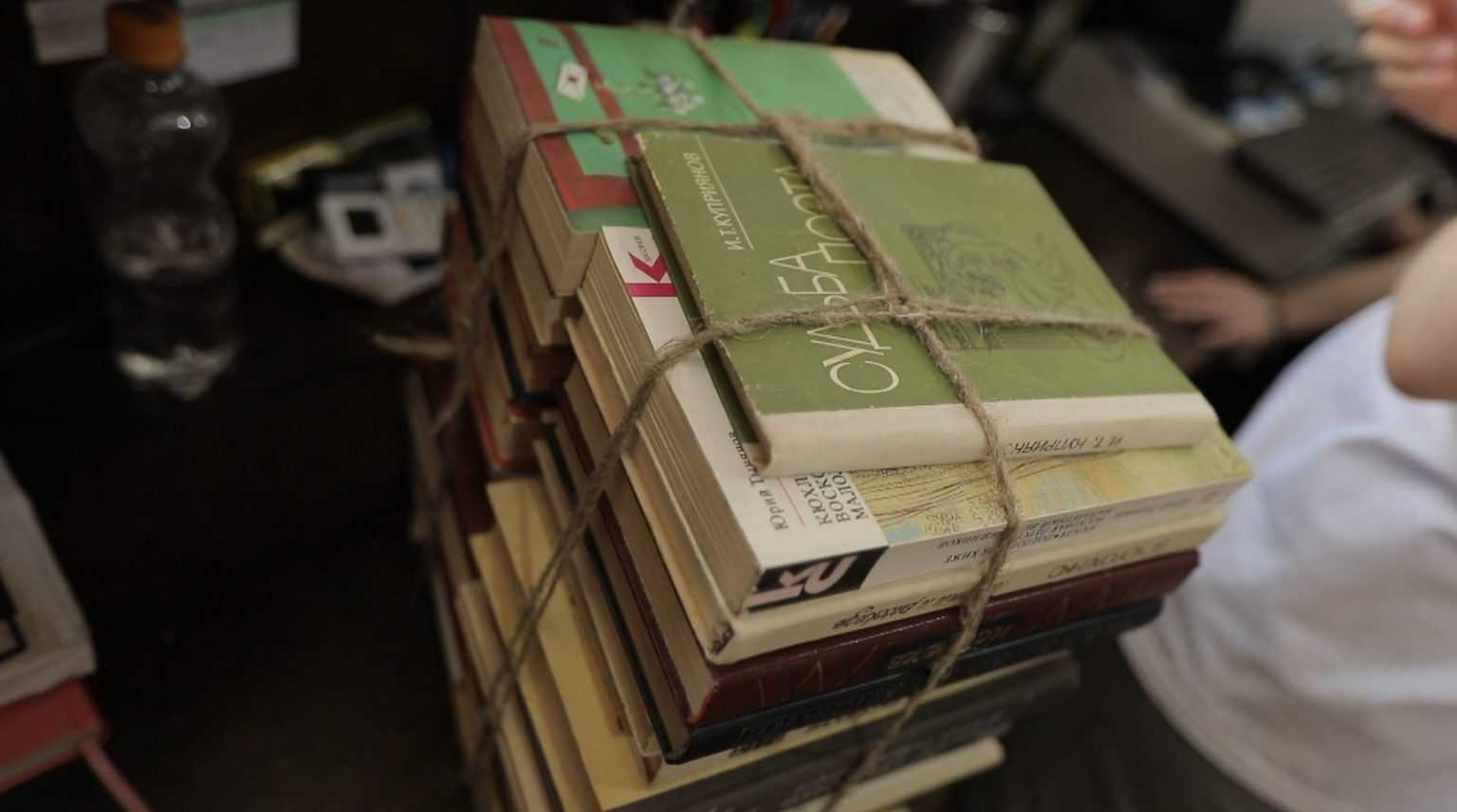 Здай російську книгу – допоможи ЗСУ: жителів Львівщини закликають переглянути свої бібліотеки