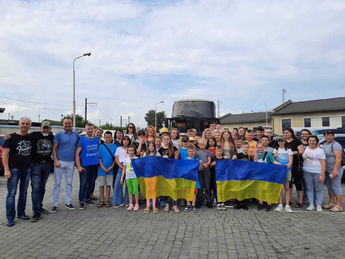 До Польщі на відпочинок поїхали 30 дітей, батьки яких загинули, захищаючи Україну