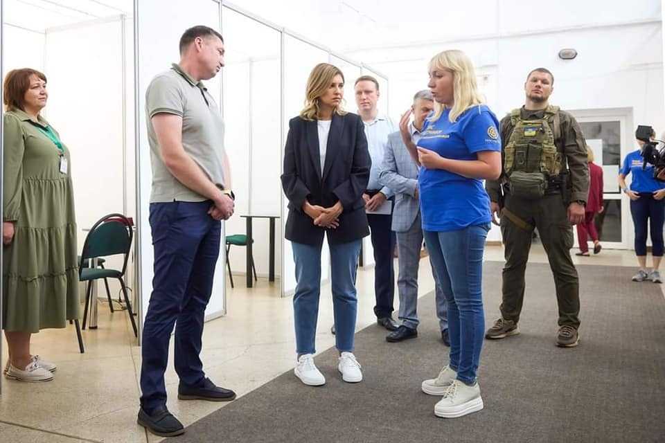 Олена Зеленська відвідала осередки допомоги військовослужбовцям та ВПО на Львівщині