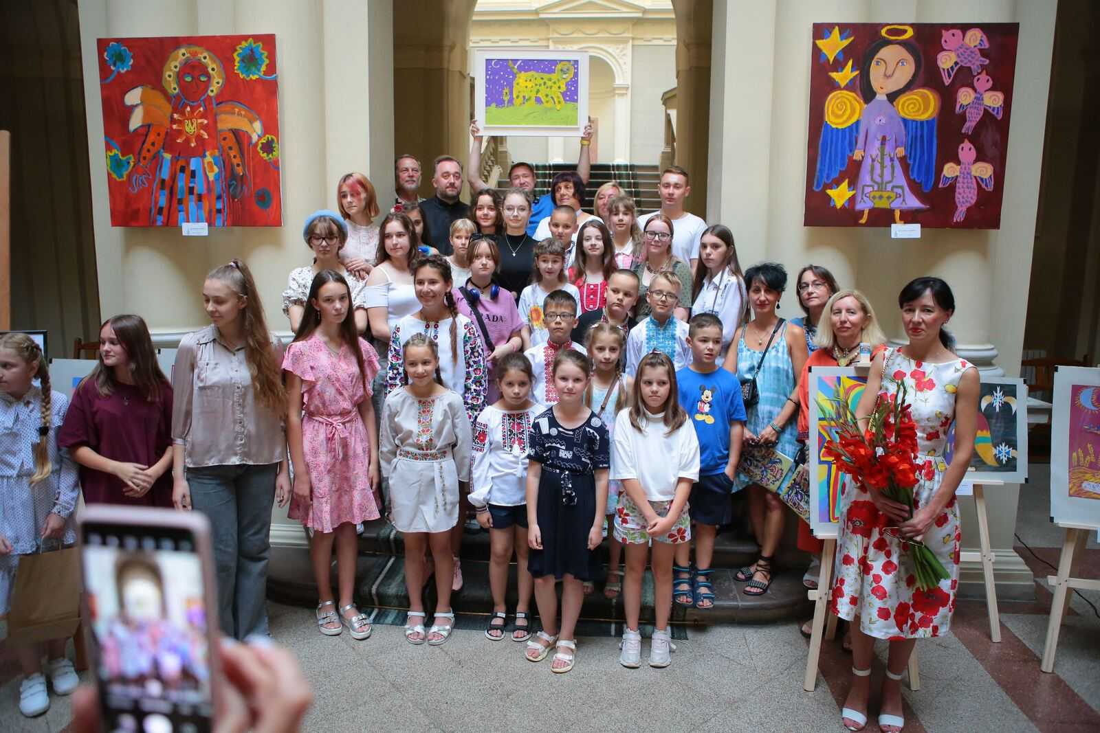 У Львові за підтримки Львівської ОВА відкрили виставку дитячих малюнків «Молитва за Україну»