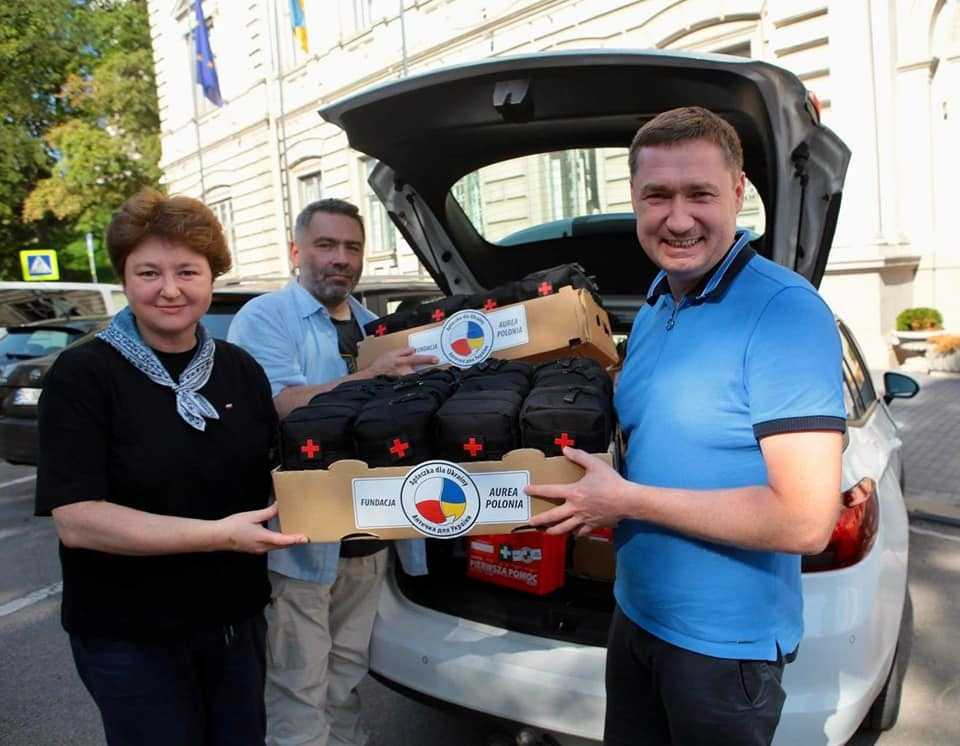 БФ «Aurea Polonia» передав на Львівщину сотню аптечок та рюкзаки з обладнанням для парамедиків
