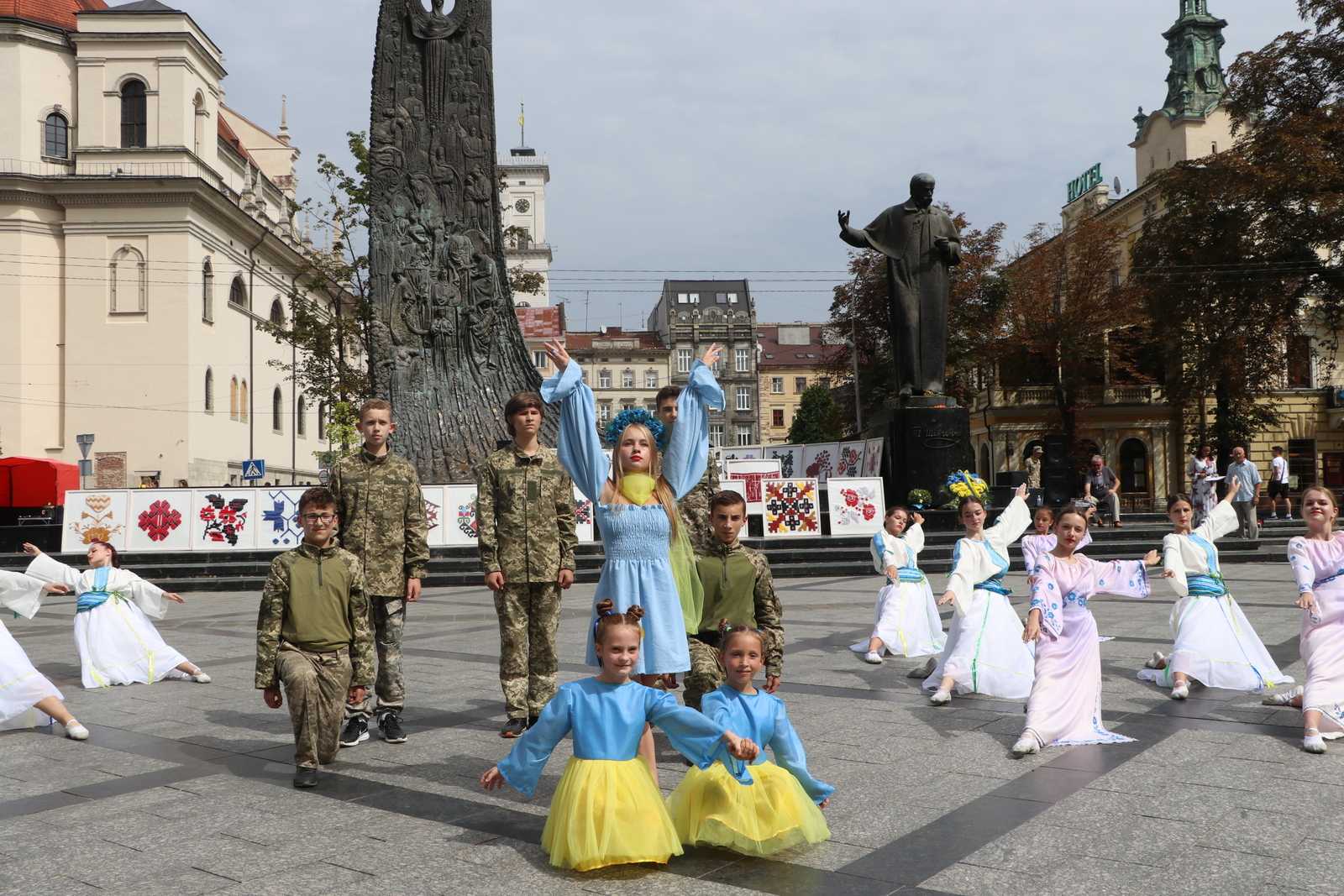 Танці, ляльки-травомотанки, вишиті картини: біля пам’ятника Шевченку відбулася мистецька акція до Дня Незалежності