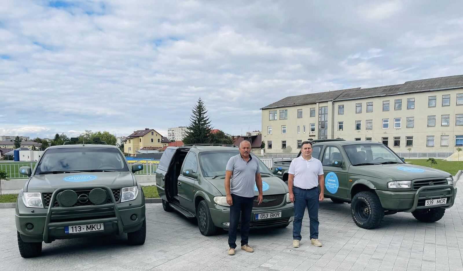 Естонські волонтери передали на передову 3 укомплектовані автомобілі високої прохідності
