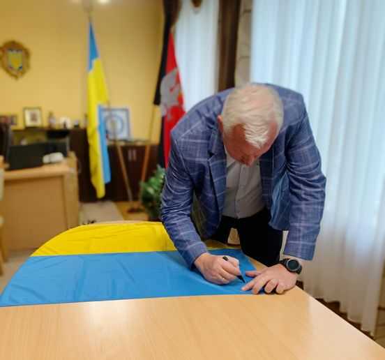 «Відважним та непереможним захисникам»,-  підписуємо державні прапори з словами підтримки та побажаннями для воїнів із Львівщини