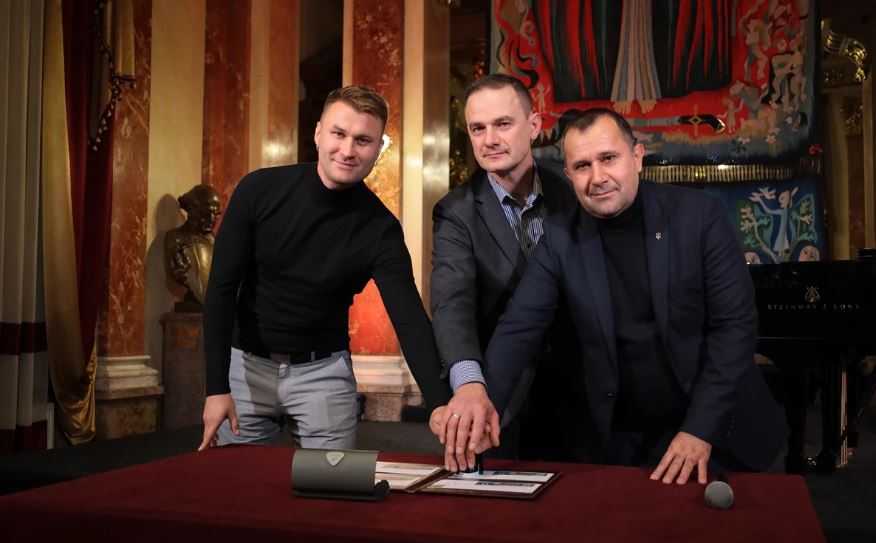 До Дня захисників та захисниць України у Львівській опері погасили марку зі зображенням унікального гобелена