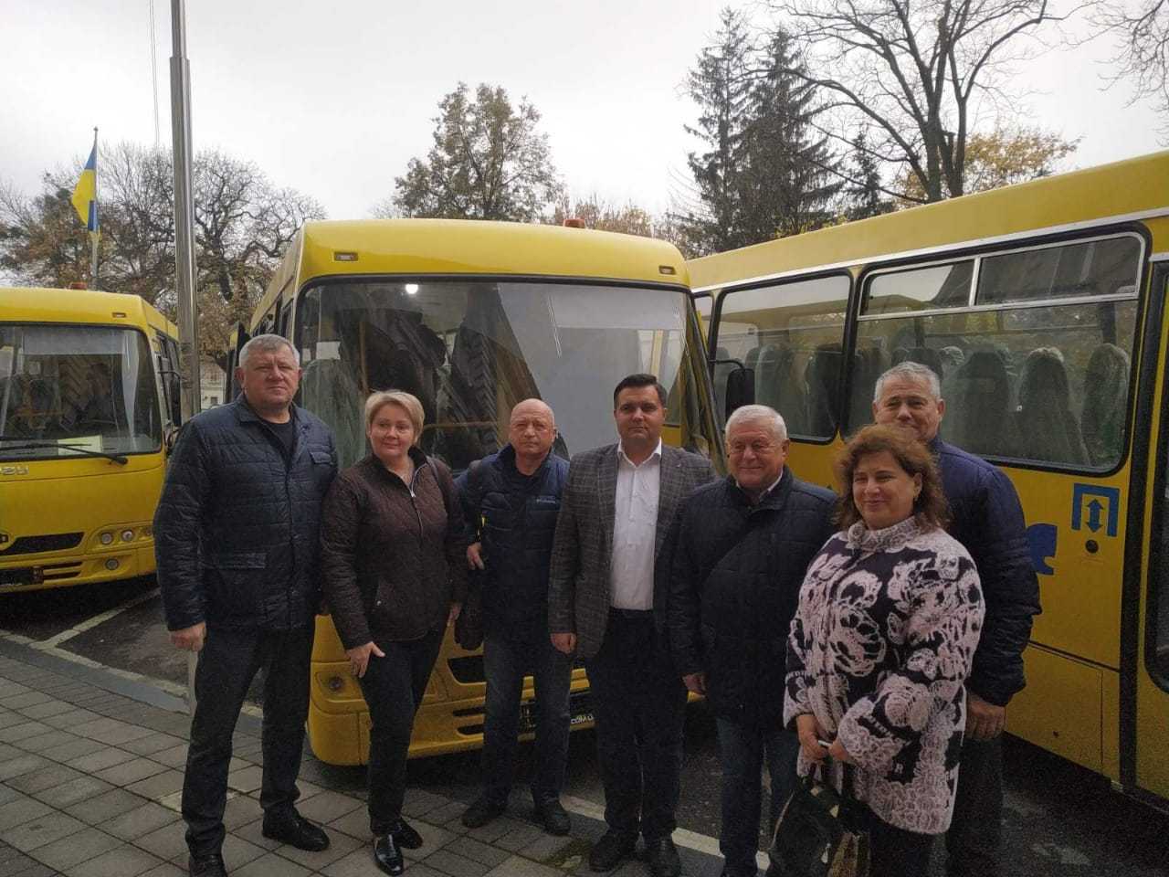 4 територіальні громади Червоноградщини отримали нові «школярики»