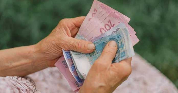 Як працюючим пенсіонерам отримувати пенсію: роз’яснення