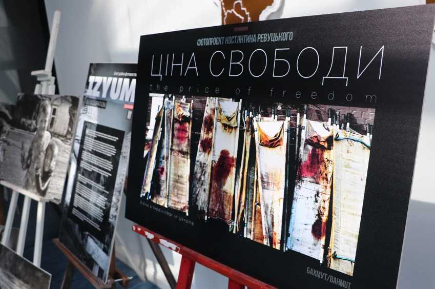 Ціна свободи: у Львові презентували виставку фотографій з Ізюма та Бахмута