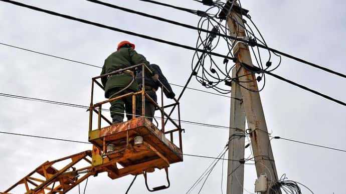 Через сильні опади на Львівщині знеструмленими залишаються 50 ліній електропередач