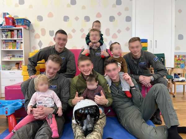 Майбутні пілоти стали хрещеними батьками для 16 малюків-сиріт з Луганської та Донецької областей