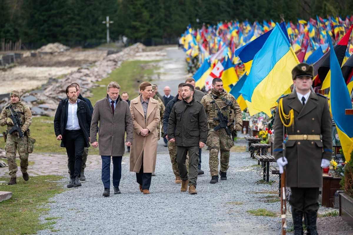 Президент України та Прем’єр-міністерка Данії ушанували пам’ять українських захисників на Личаківському кладовищі