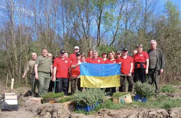 Посадили дерева на площі 1 гектар: працівники районної військової адміністрації долучилися до створення нового лісу