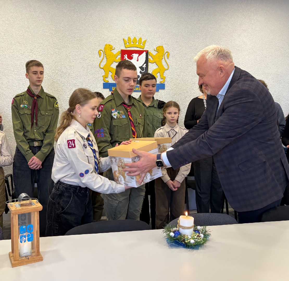 Світло віри та надії: до Шептицької РВА завітали пластуни з Вифлеємським вогнем