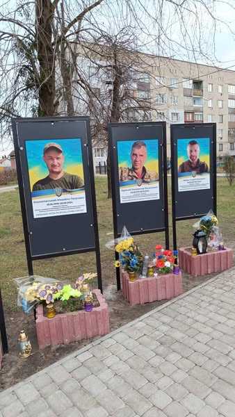 У Великомостівській громаді вчора зібрались мешканці для вшанування Героїв