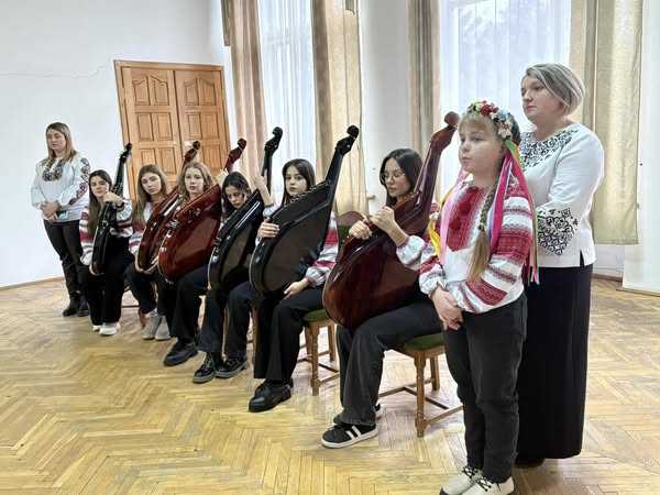 Ансамбль бандуристок зі Сокаля заколядували 20 400 гривень