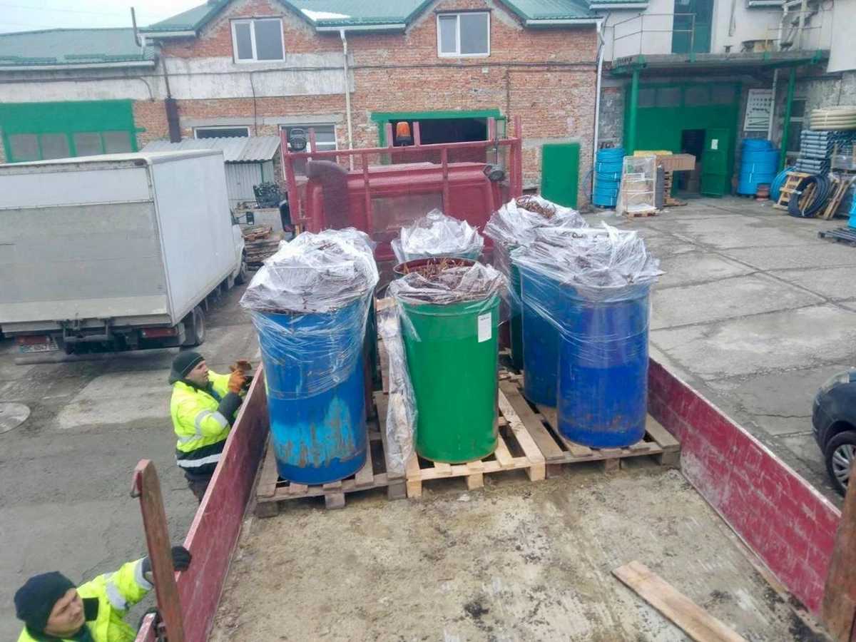 Львівщина продовжує укріплювати оборону: підприємства виготовили тисячі протипіхотних «їжаків»