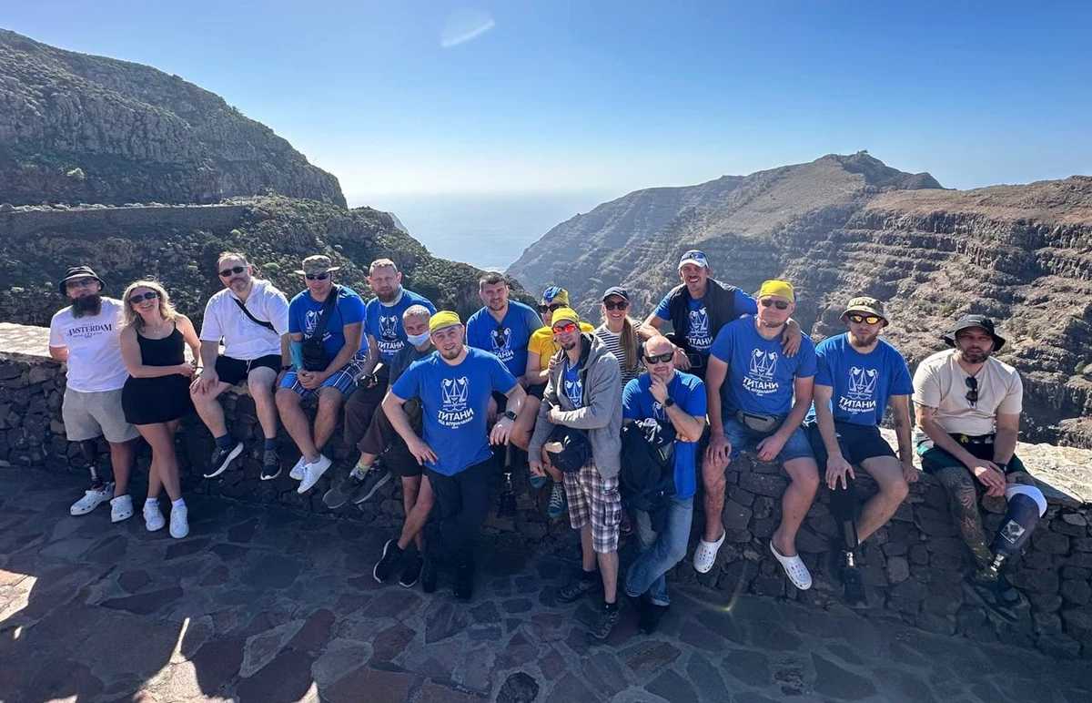 Весілля на яхті, риболовля та полька на пірсі: як пройшла благодійна мандрівка для ветеранів Канарськими островами