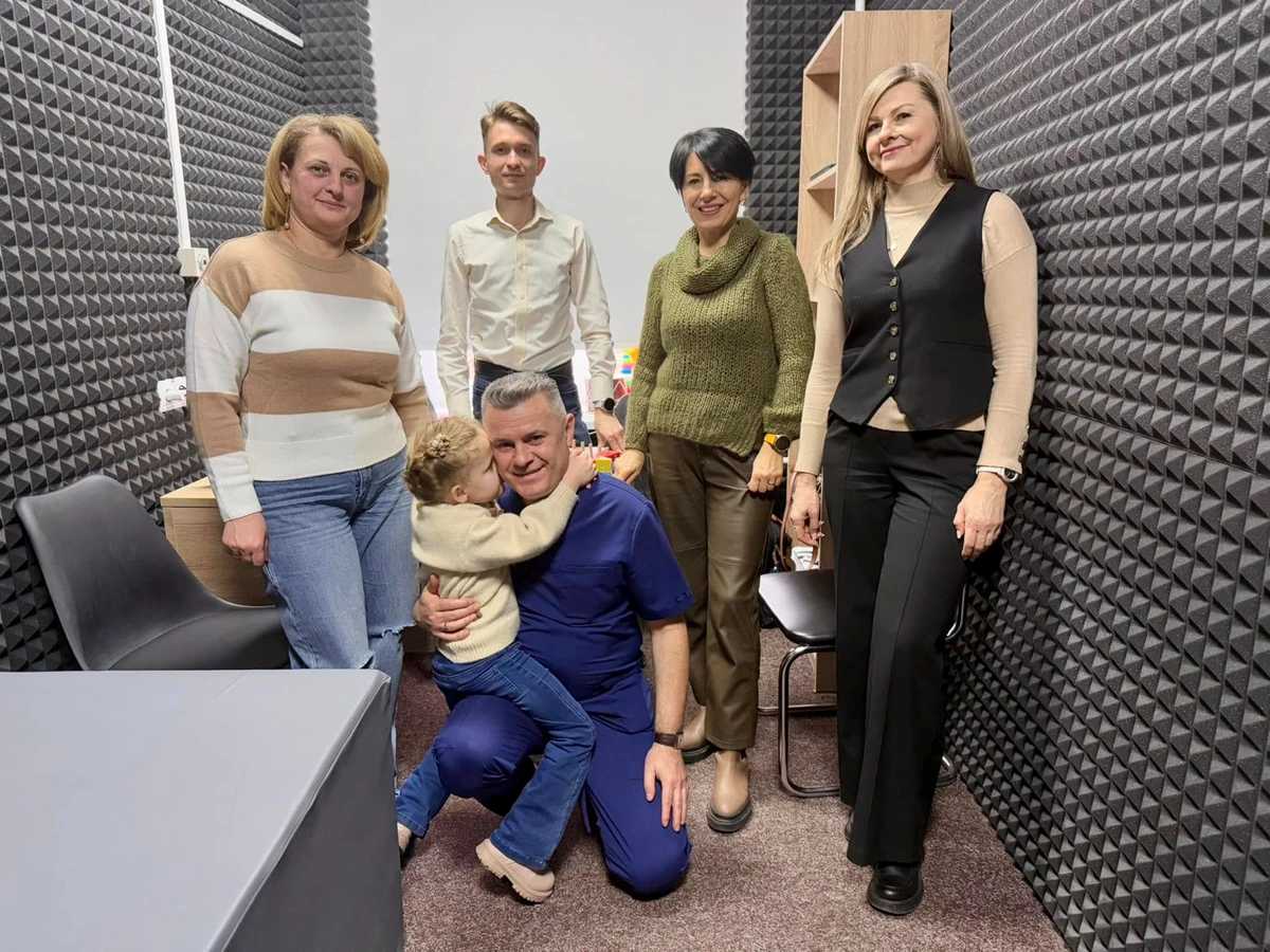 В «Охматдиті» успішно завершили кохлеарну імплантацію трьом пацієнткам: дівчатка вперше почули звуки навколишнього світу