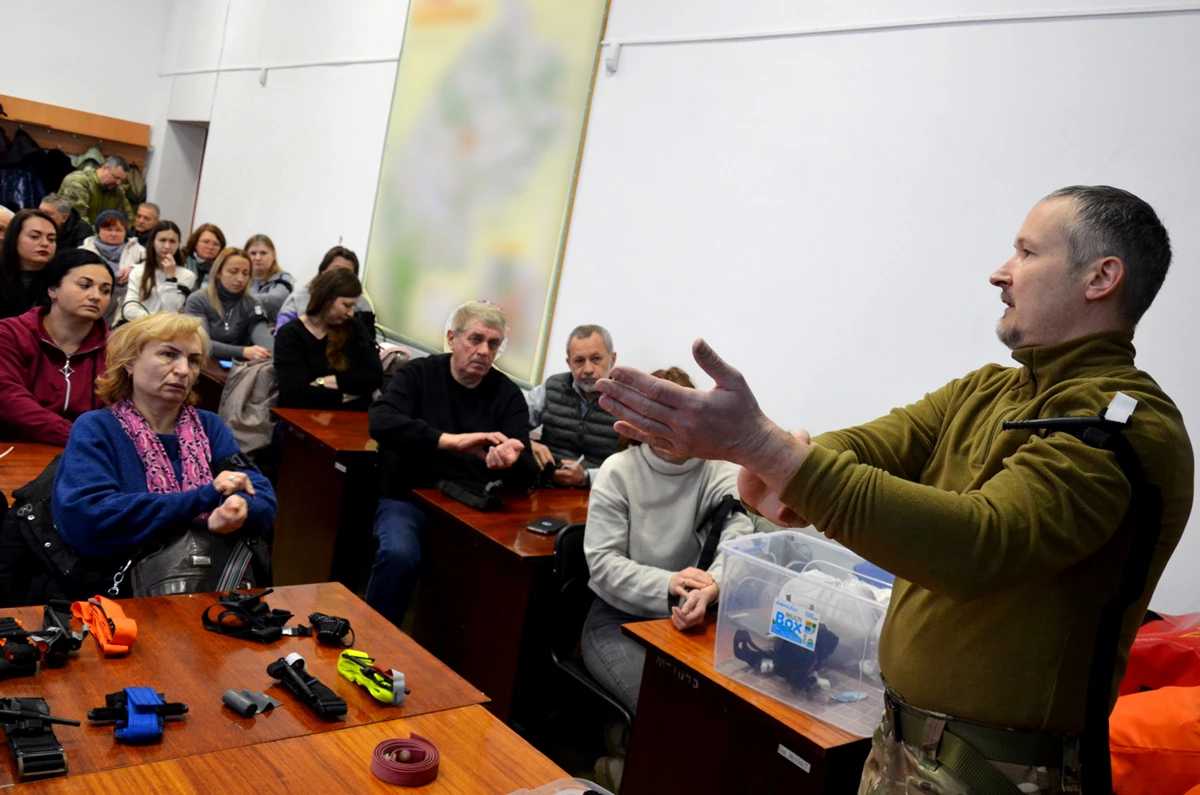 Домедична допомога, мінна безпека, тактика: у Львові організували навчання з підготовки громадян до національного спротиву