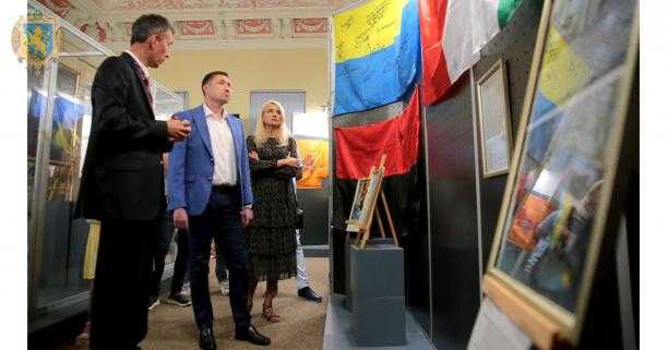 «Прапори – свідки історичних подій»: Максим Козицький взяв участь у відкритті тематичної виставки