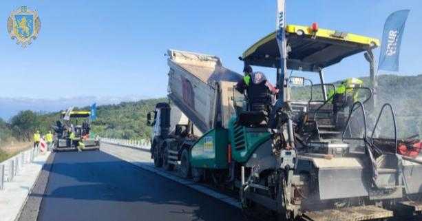 Дорожники розпочали асфальтувати міст у Крушельниці