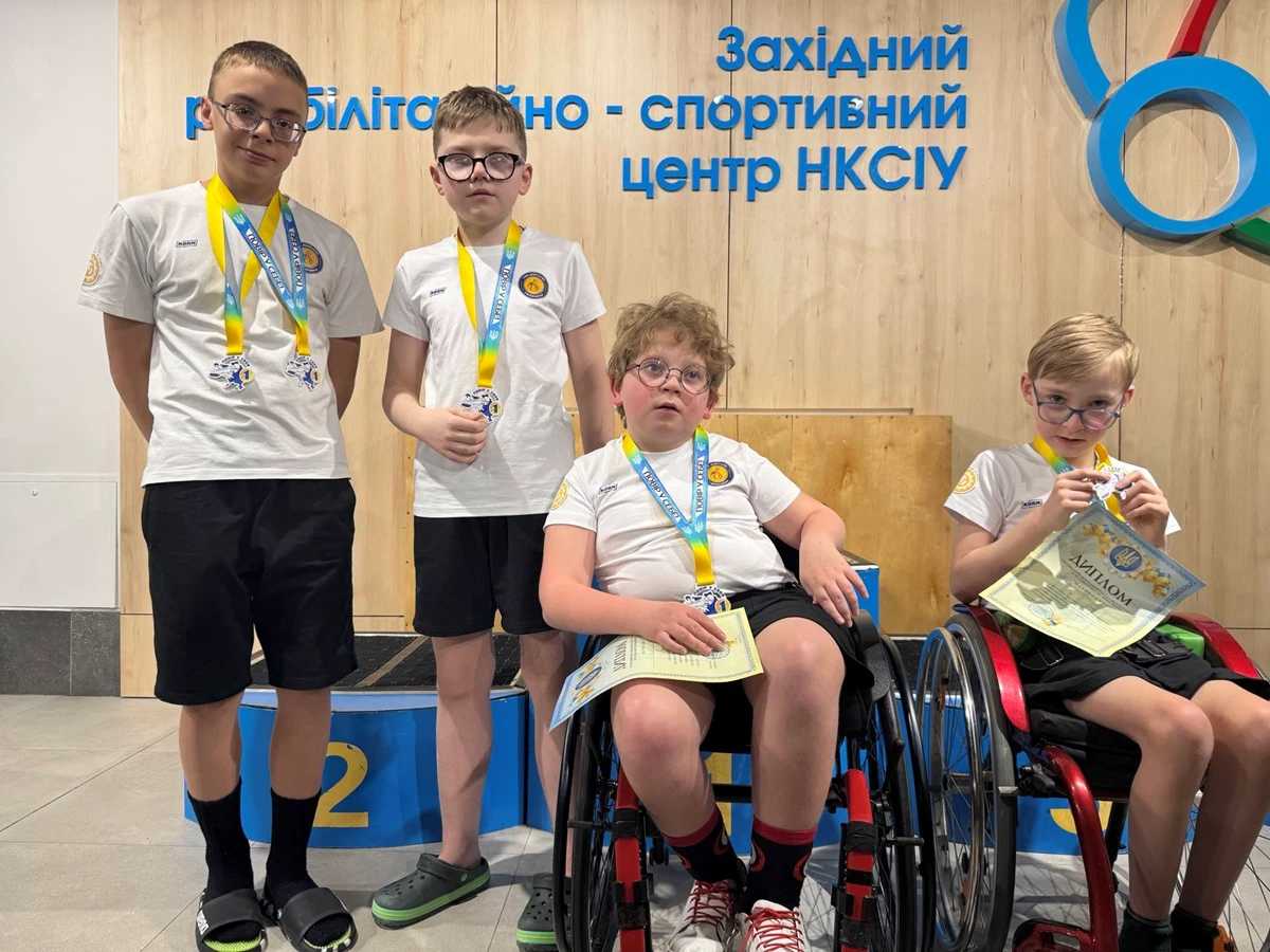 Феєричний виступ параплавців зі Львівщини на змаганнях «Повір у себе»: 25 медалей та майже всі – золоті