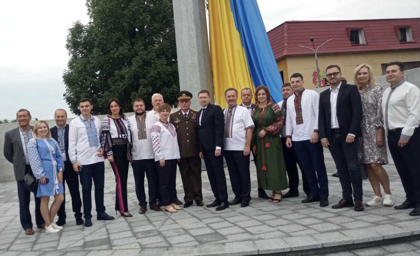 На території Академії Сухопутних військ відкрили найбільший флагшток області