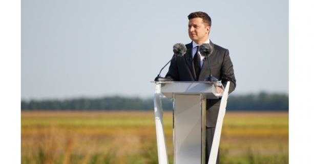 «Ми разом піднімаємо прапор і маємо піднімати Україну – тільки разом і тільки вгору», - Володимир Зеленський