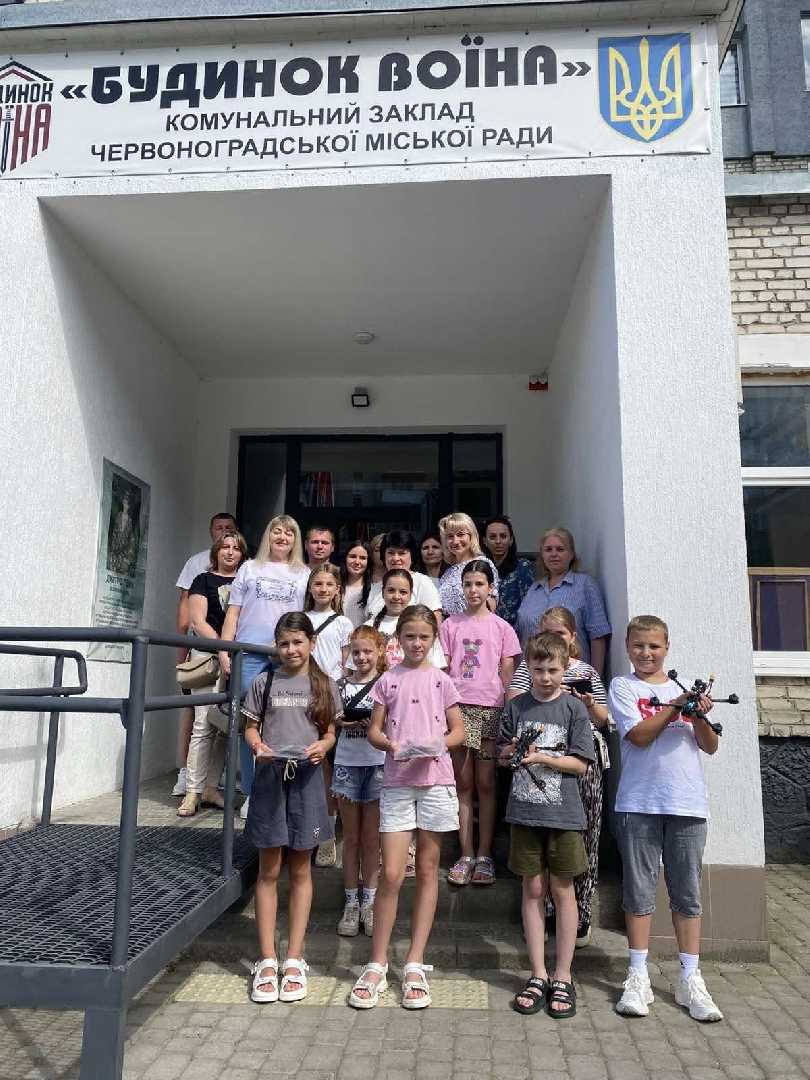 Учні, батьки та педагогічний колектив Початкової школи №11 долучилися до підтримки Збройних Сил України, спільно придбавши дрон для Захисників