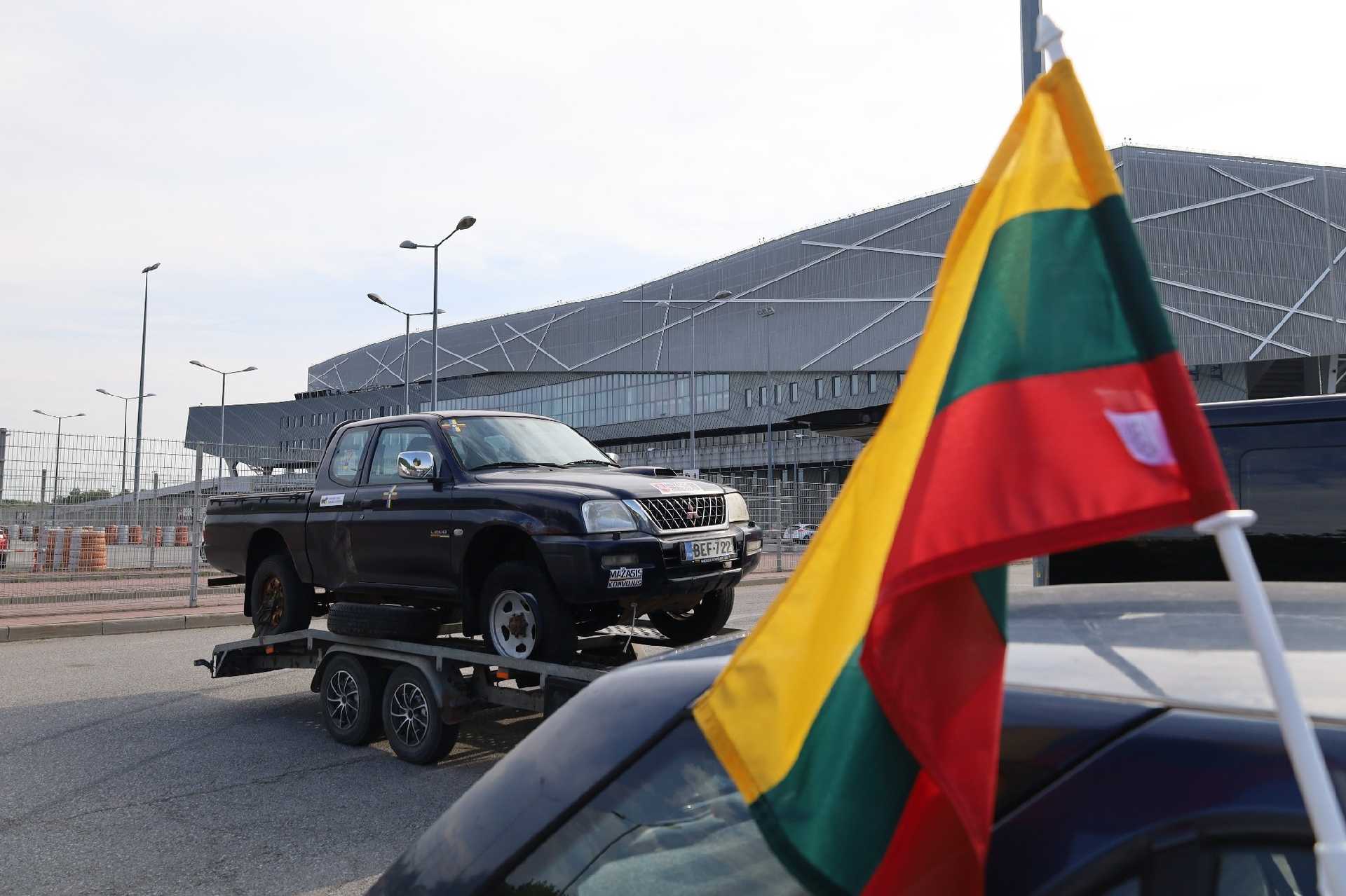 Литовські волонтери передали ще понад 40 авто для ЗСУ