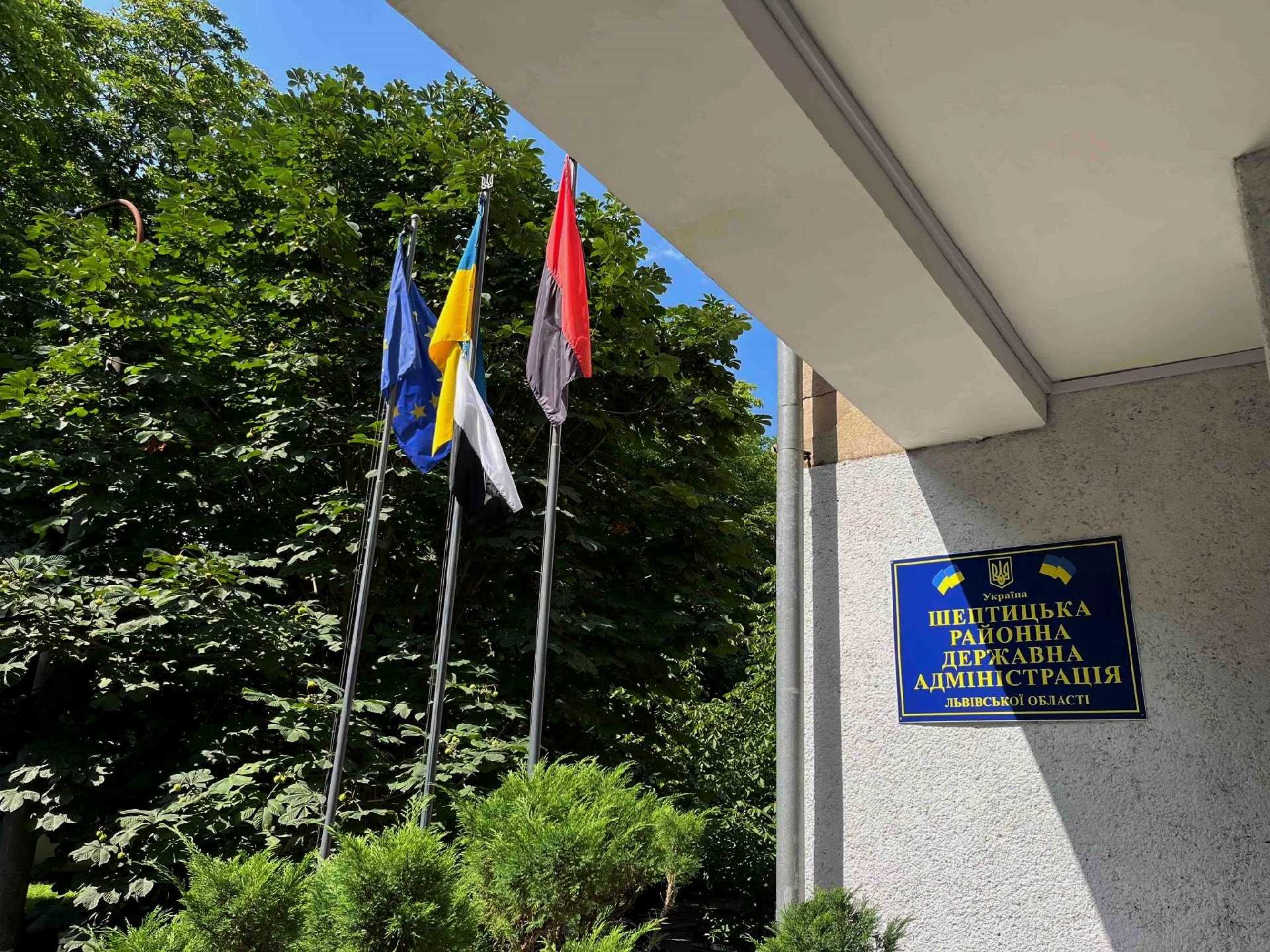 У Шептицькій РВА піднято біло-чорний стяг на знак підтримки військовополонених