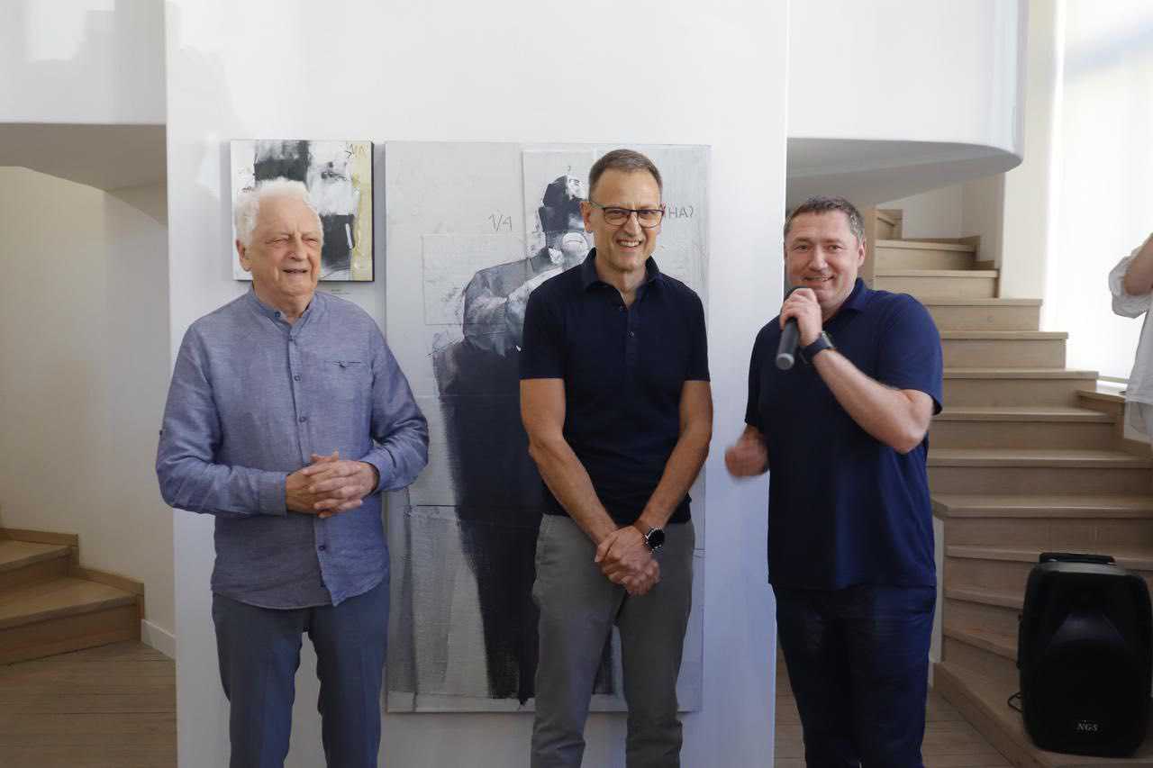 У Львові презентували виставку живопису Любомира Медвідя «В житі. Над прірвою». 