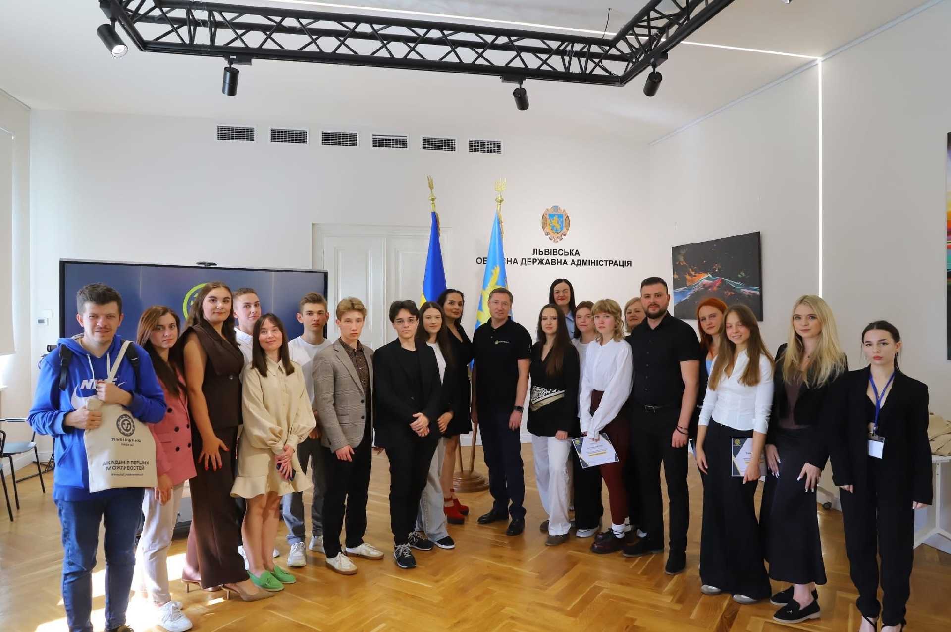 У Львівській ОДА відбулося вручення сертифікатів учасникам програми стажування «Академія перших можливостей»