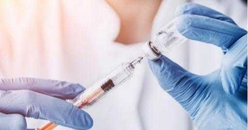 Цими вихідними вакцинуватимуть пріоритетні групи населення, які зареєструвалися через додаток «Дія»