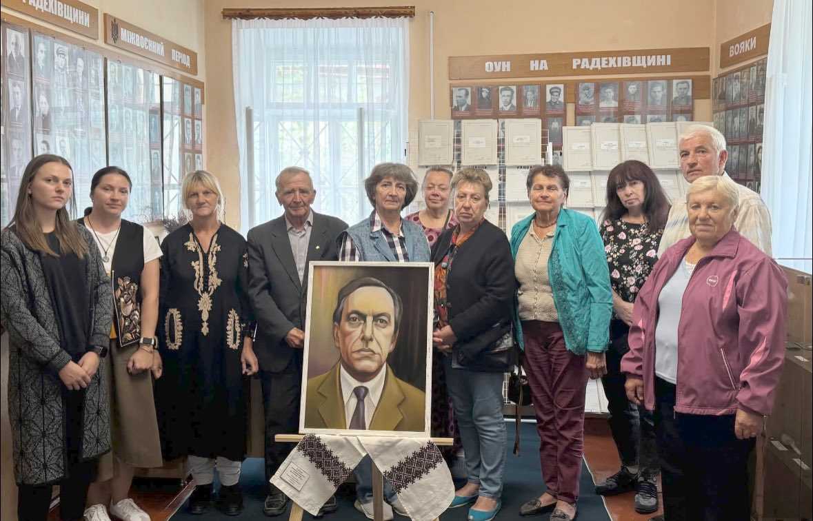 У Радехівському історико-краєзнавчому музеї відкрили виставку до 95-річчя Івана Діка